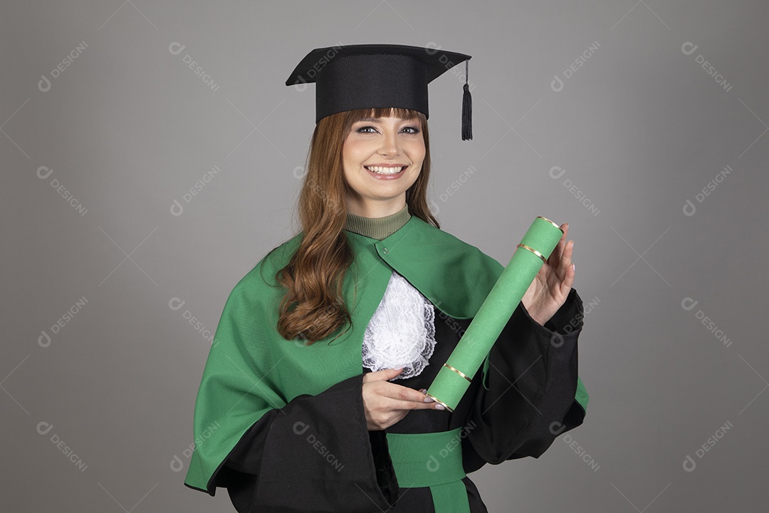 Linda mulher jovem usando jaleco branco fundo isolado