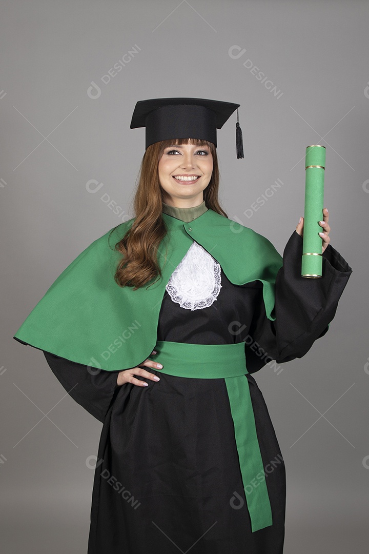 Linda mulher jovem se formando usando beca sobre fundo isolado