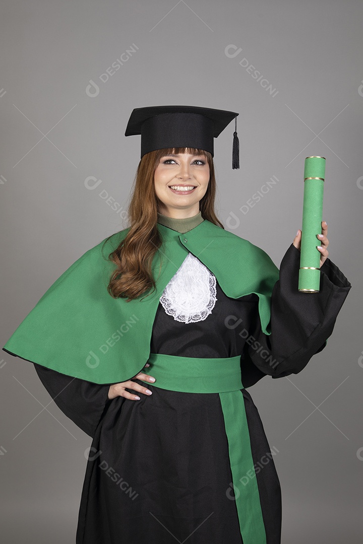 Linda mulher jovem se formando usando beca sobre fundo isolado