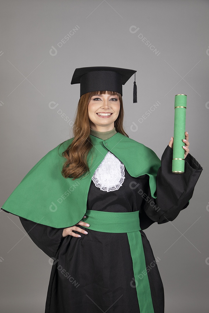 Linda mulher jovem se formando usando beca sobre fundo isolado