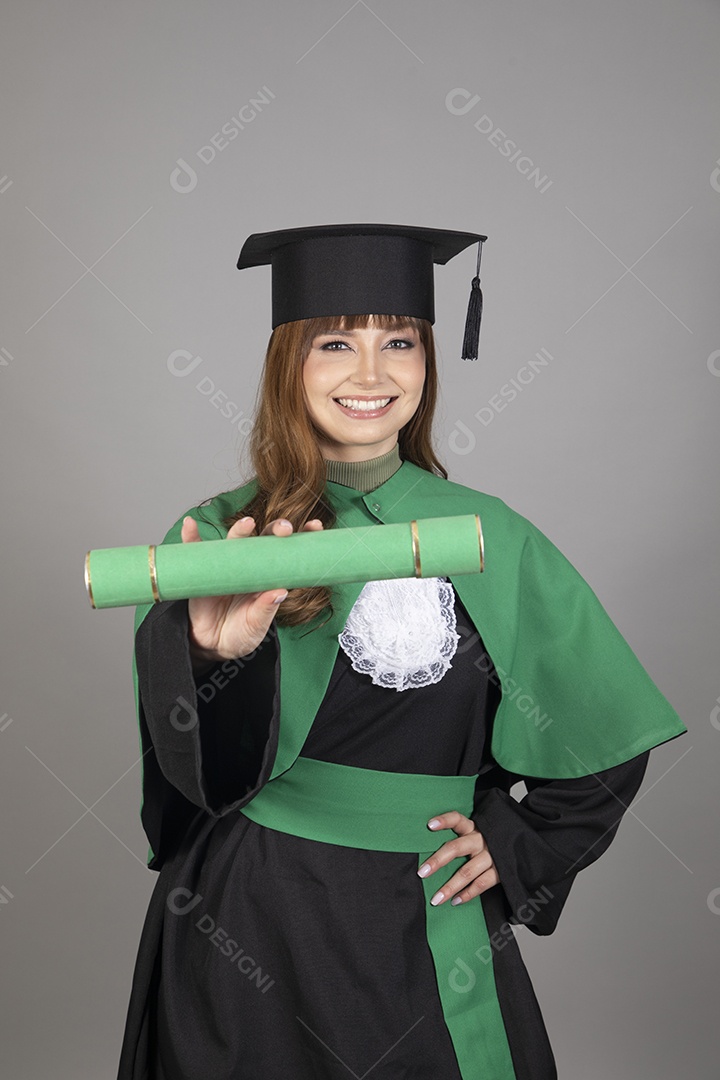 Linda mulher jovem se formando usando beca sobre fundo isolado