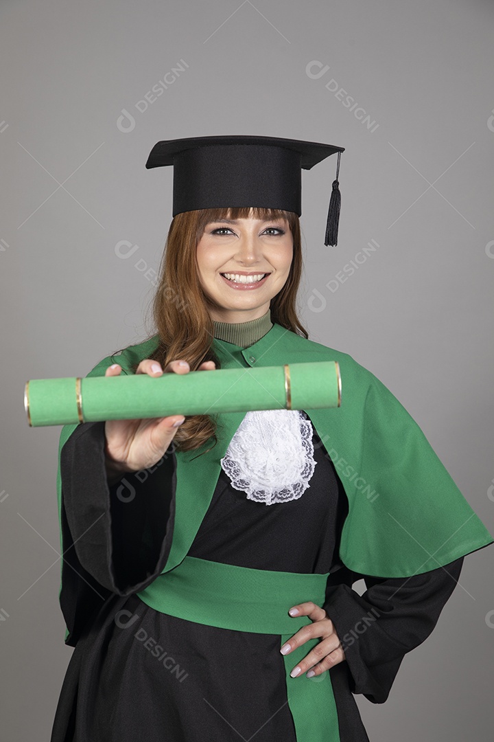 Linda mulher jovem se formando usando beca sobre fundo isolado