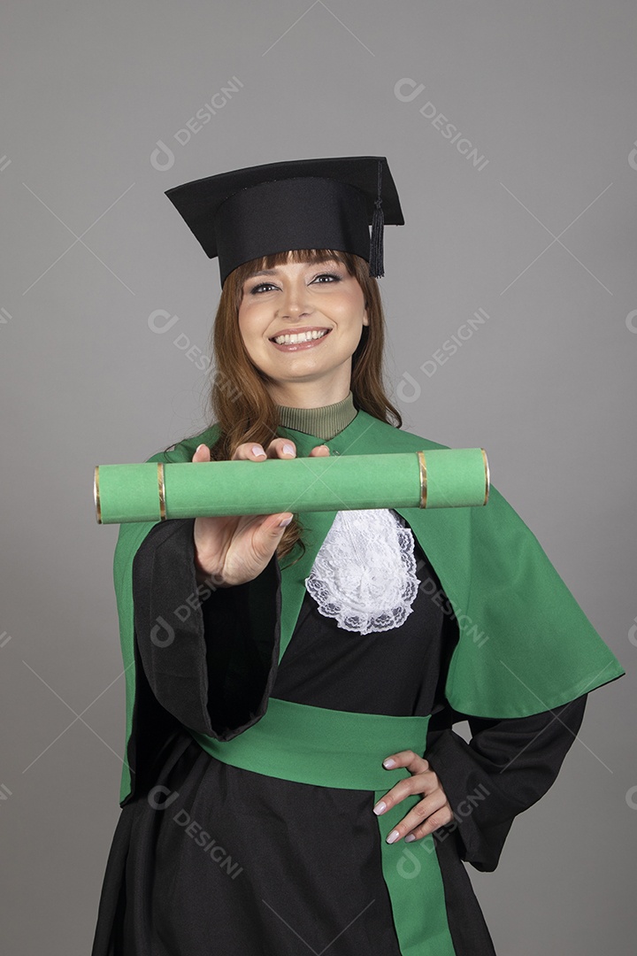 Linda mulher jovem se formando usando beca sobre fundo isolado