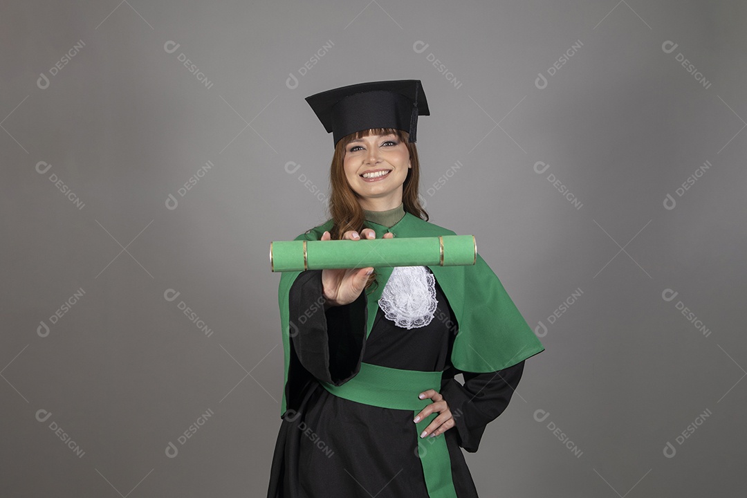 Linda mulher jovem se formando usando beca sobre fundo isolado