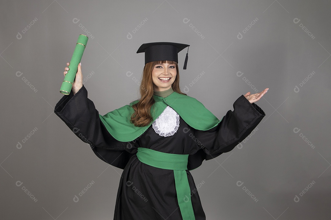 Linda mulher jovem se formando usando beca sobre fundo isolado