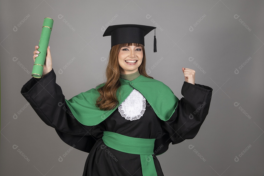 Linda mulher jovem se formando usando beca sobre fundo isolado
