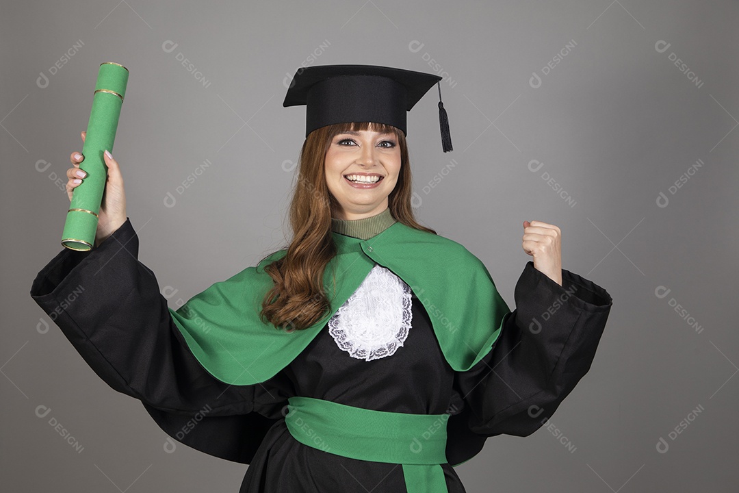 Linda mulher jovem se formando usando beca sobre fundo isolado