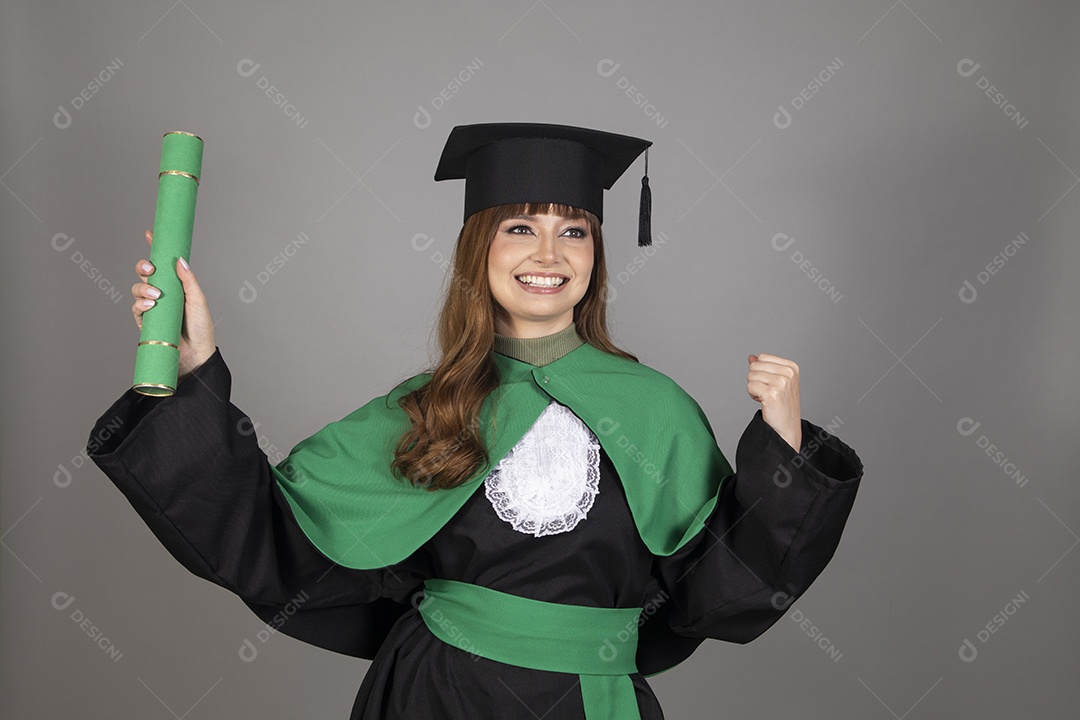 Linda mulher jovem se formando usando beca sobre fundo isolado