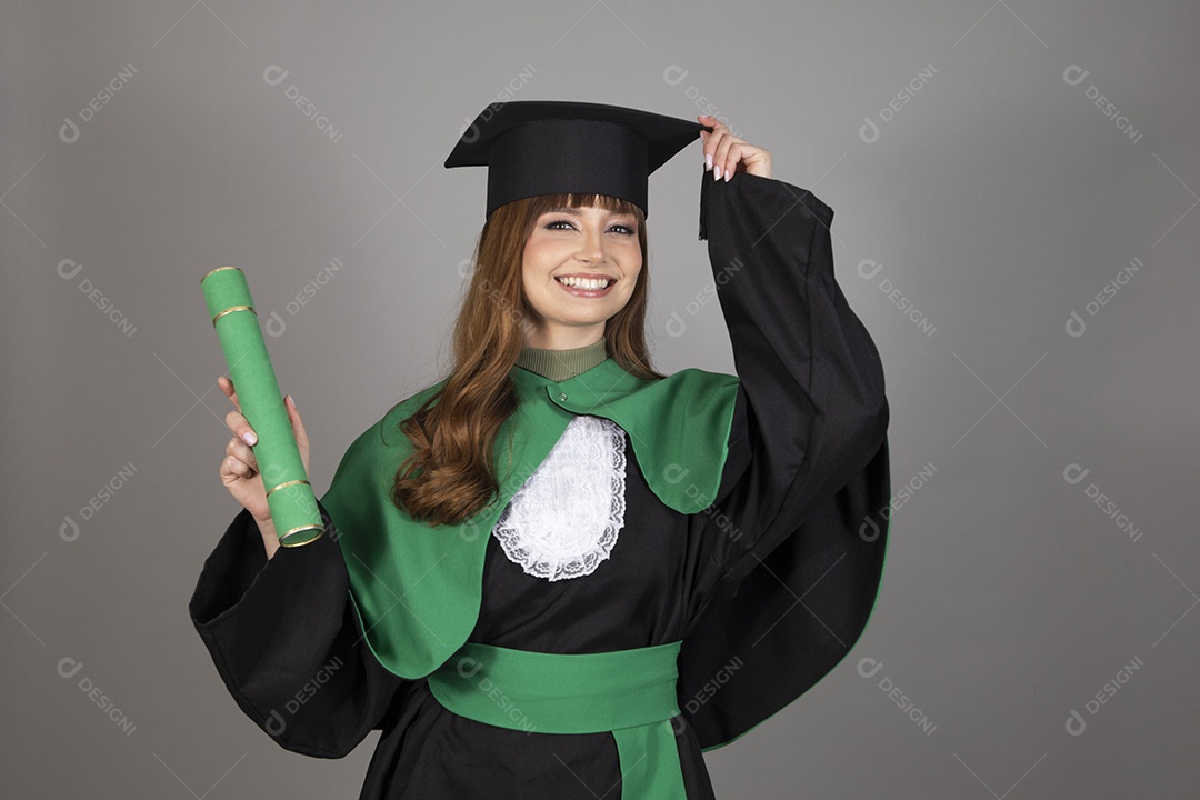 Linda mulher jovem se formando usando beca sobre fundo isolado