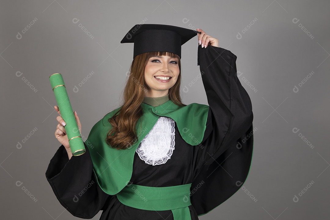 Linda mulher jovem se formando usando beca sobre fundo isolado