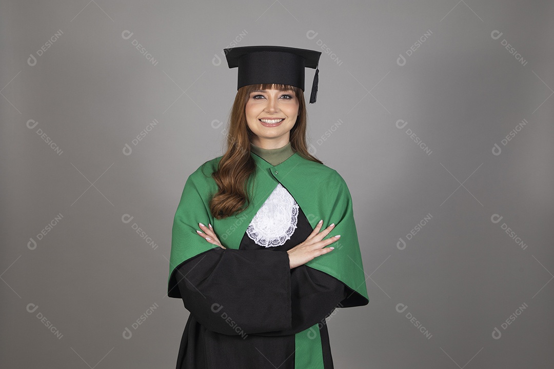 Linda mulher jovem se formando usando beca sobre fundo isolado