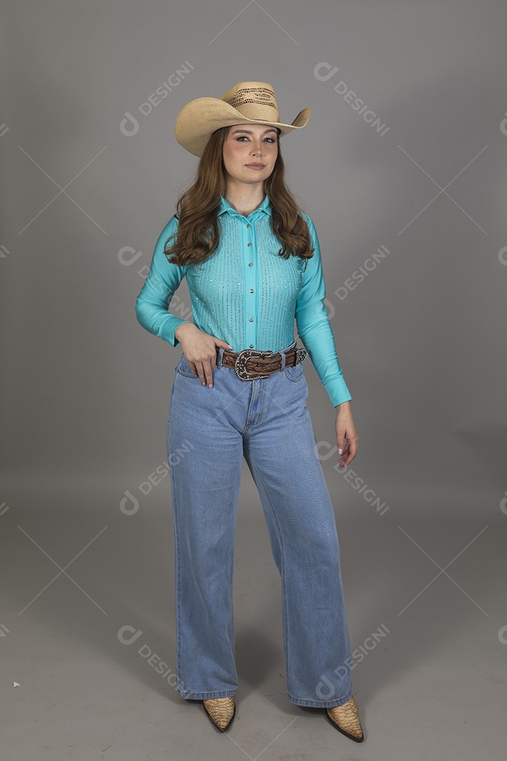 Linda mulher jovem sobre fundo isolado segurando seu chapéu