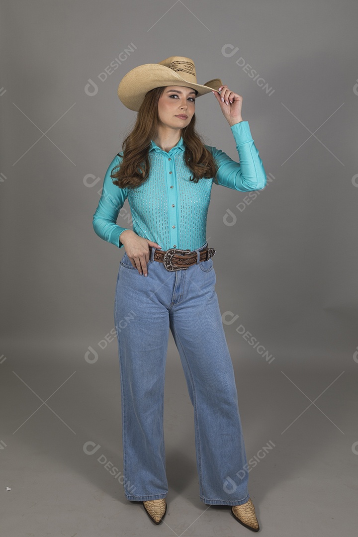 Linda mulher jovem sobre fundo isolado segurando seu chapéu