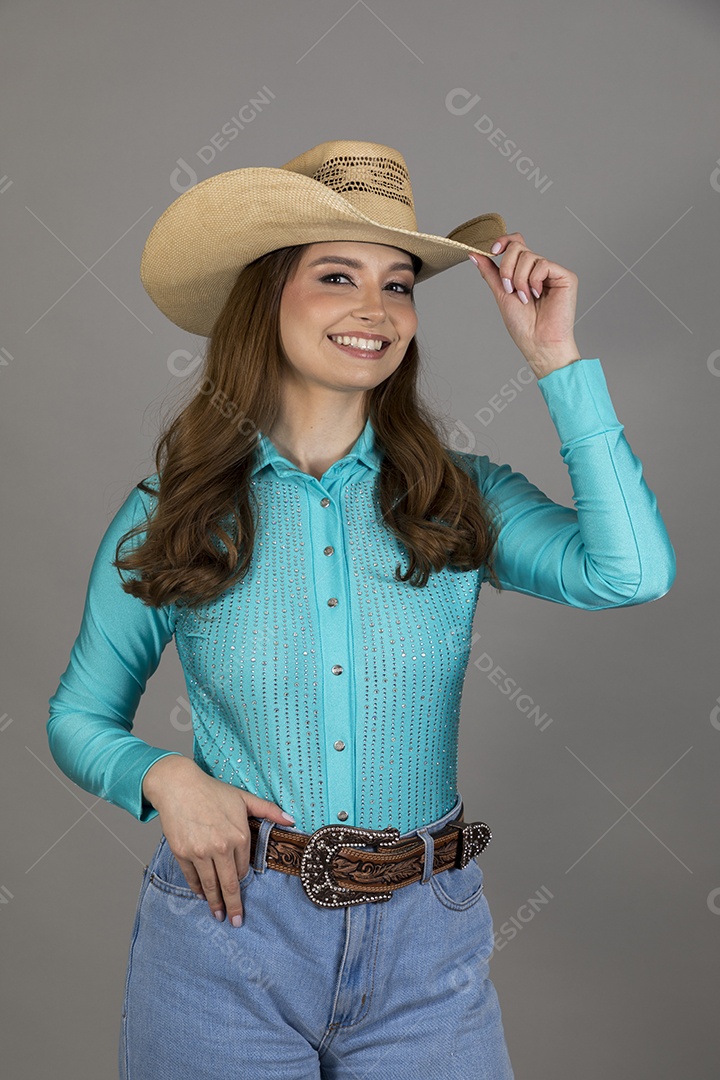 Linda mulher jovem sobre fundo isolado segurando seu chapéu