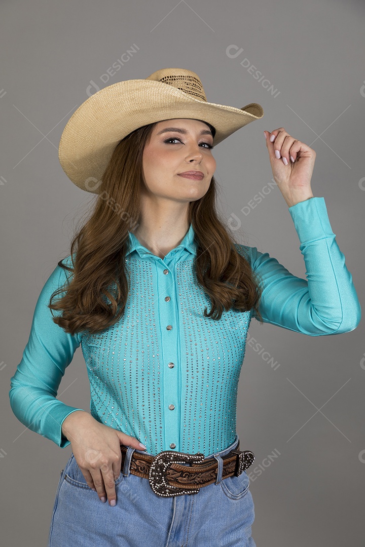 Linda mulher jovem sobre fundo isolado segurando seu chapéu