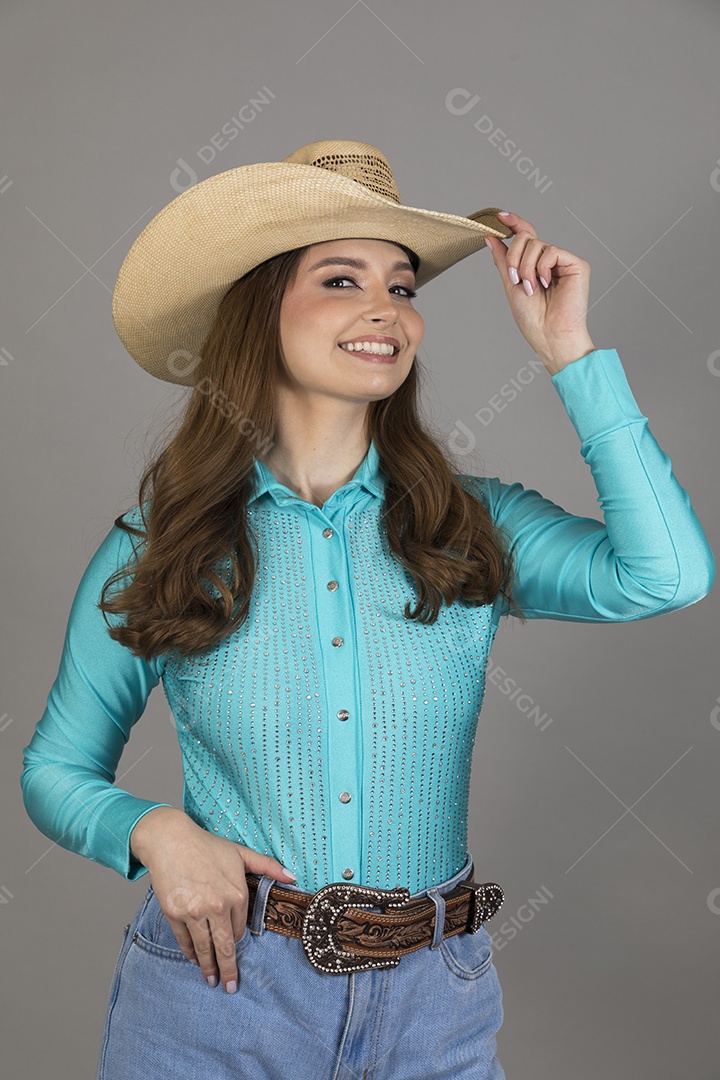 Linda mulher jovem sobre fundo isolado segurando seu chapéu