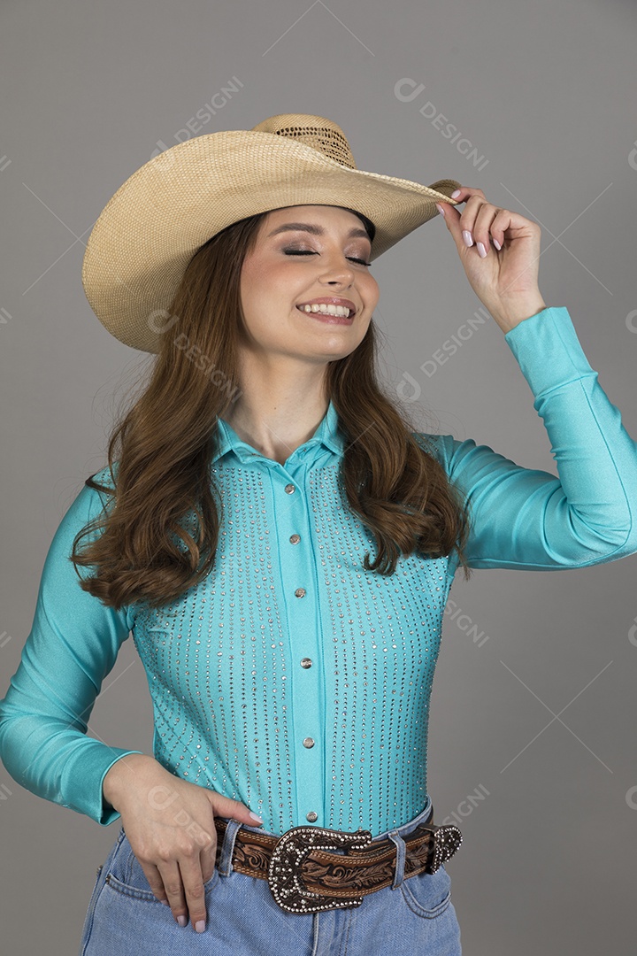 Linda mulher jovem sobre fundo isolado segurando seu chapéu