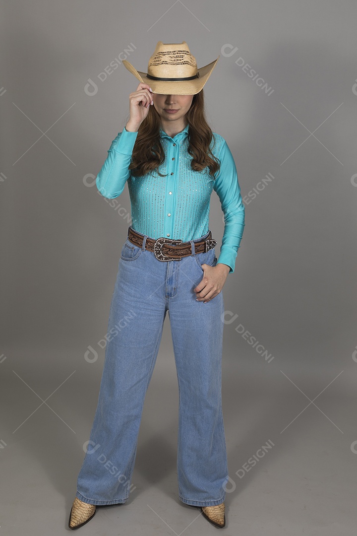 Linda mulher jovem sobre fundo isolado segurando seu chapéu