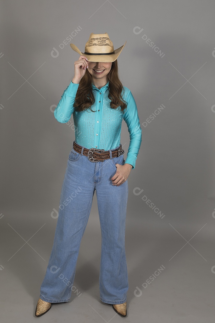 Linda mulher jovem sobre fundo isolado segurando seu chapéu