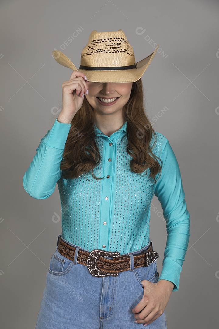 Linda mulher jovem sobre fundo isolado segurando seu chapéu