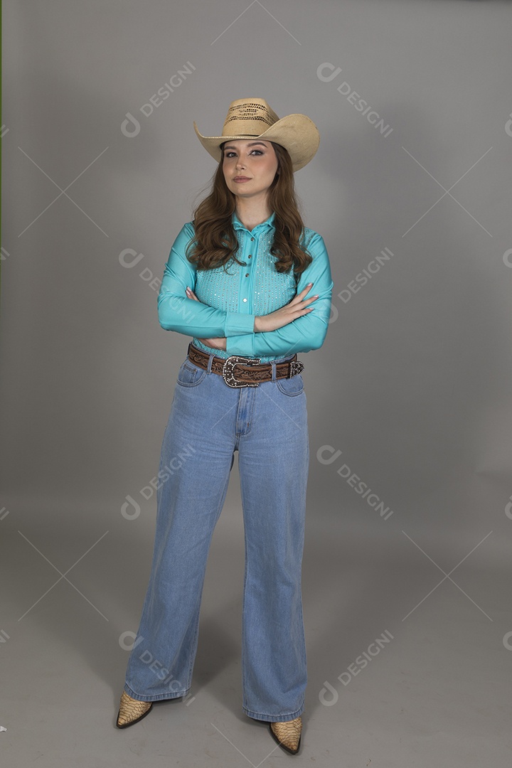 Linda mulher jovem sobre fundo isolado segurando seu chapéu