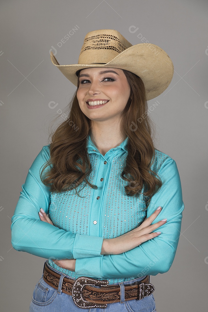 Linda mulher jovem sobre fundo isolado segurando seu chapéu