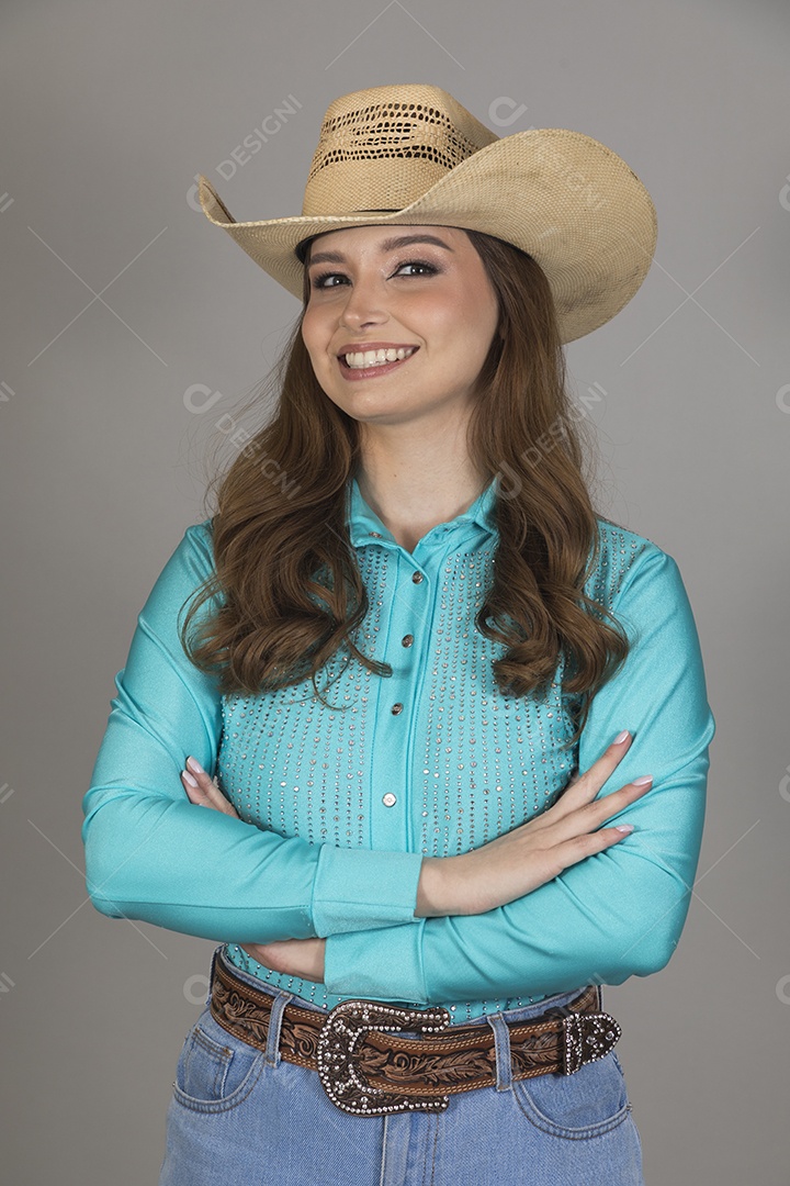 Linda mulher jovem sobre fundo isolado segurando seu chapéu