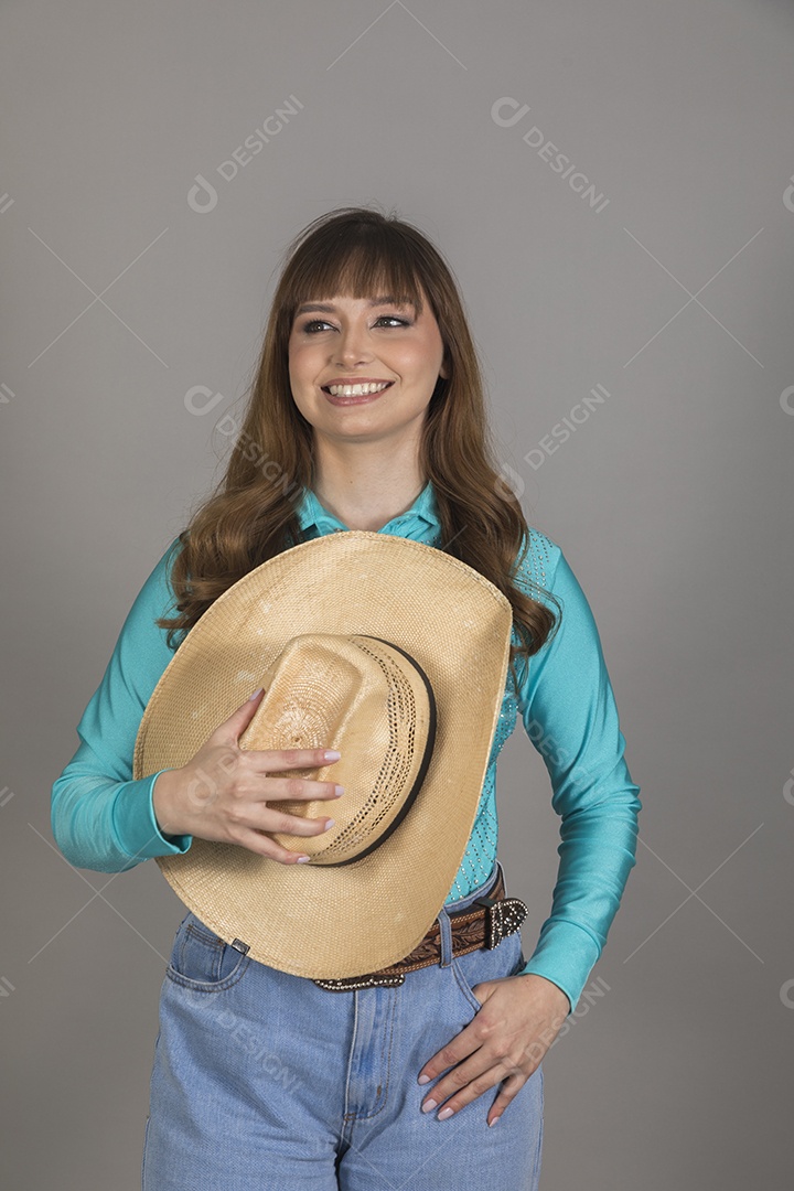 Linda mulher jovem sobre fundo isolado segurando seu chapéu