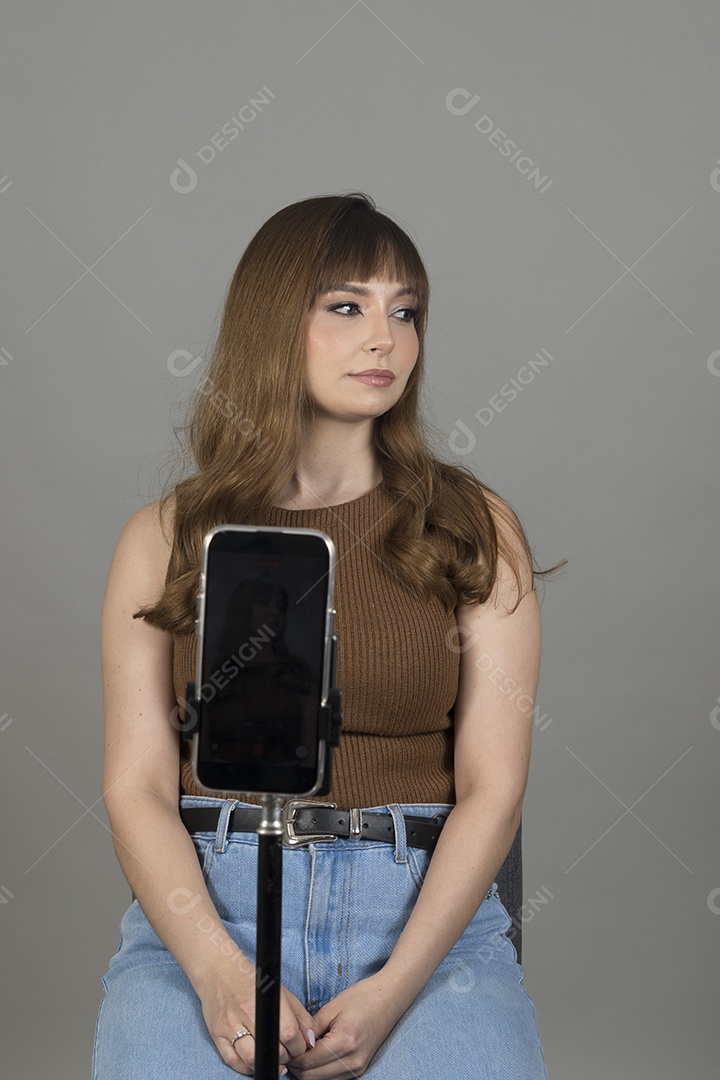 Linda mulher jovem sobre fundo isolado