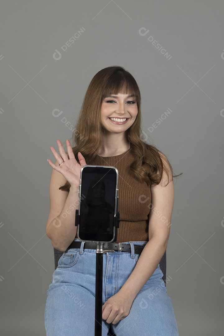 Linda mulher jovem sobre fundo isolado