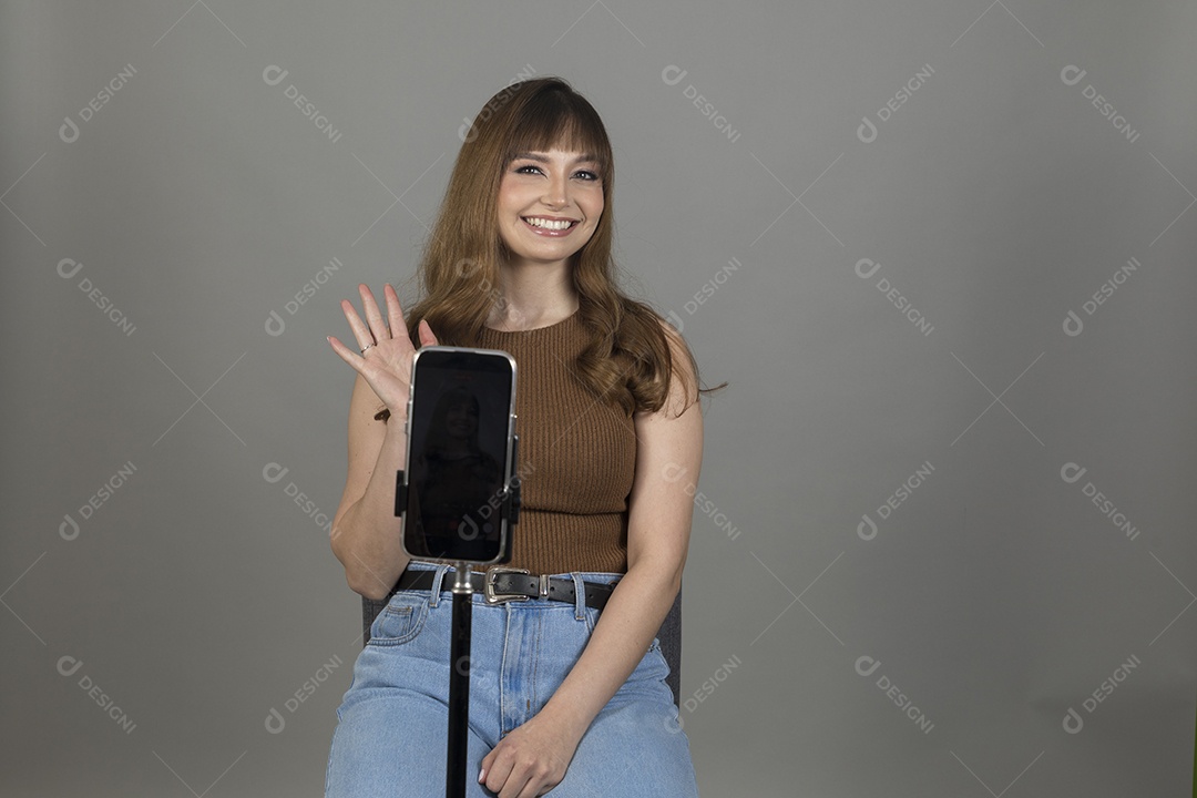 Linda mulher jovem sobre fundo isolado