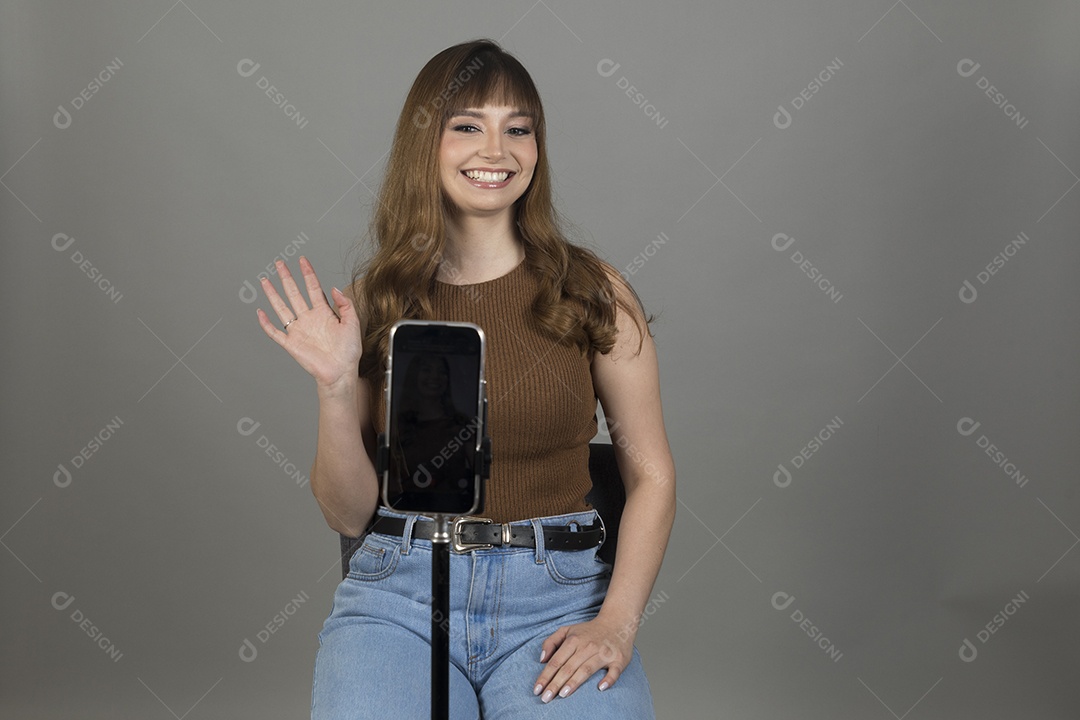 Linda mulher jovem sobre fundo isolado