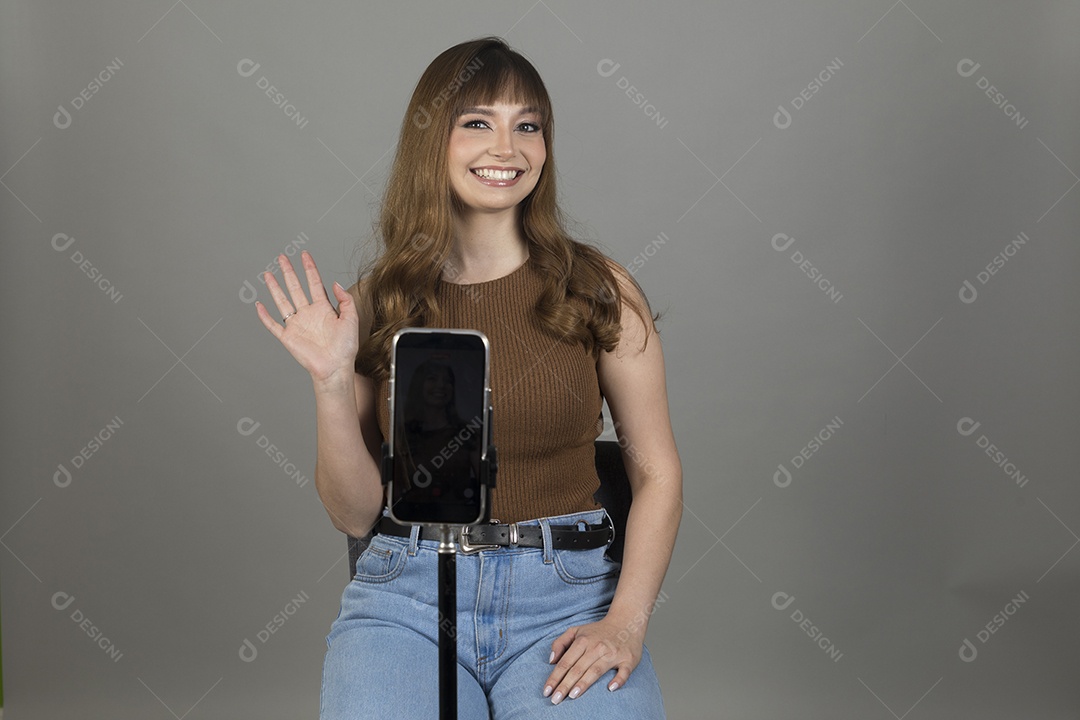 Linda mulher jovem sobre fundo isolado