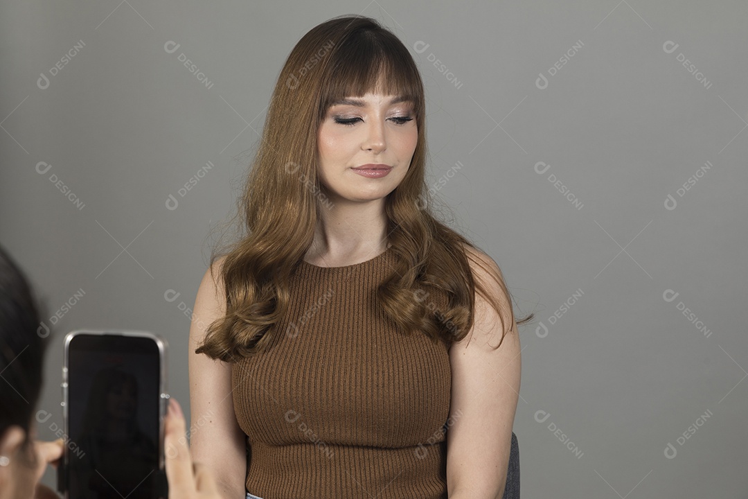 Linda mulher jovem sobre fundo isolado