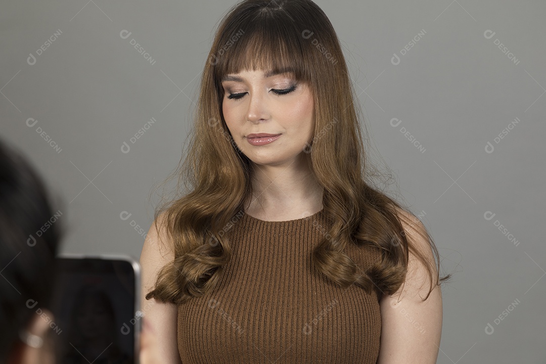 Linda mulher jovem sobre fundo isolado