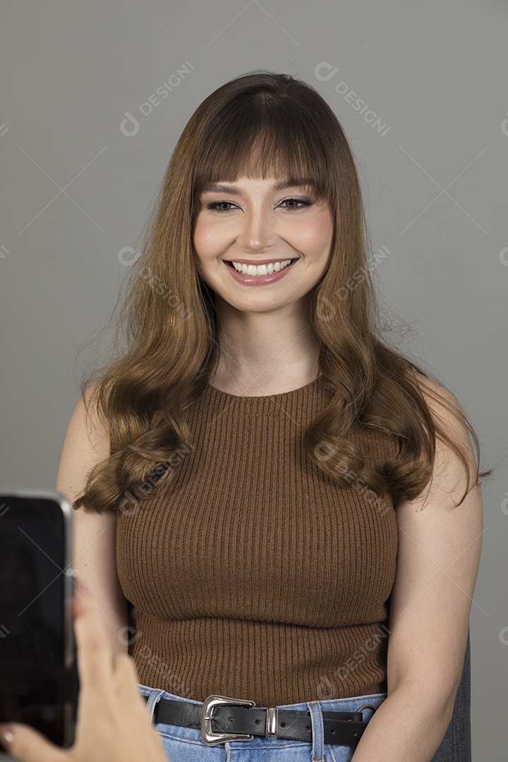 Linda mulher jovem sobre fundo isolado