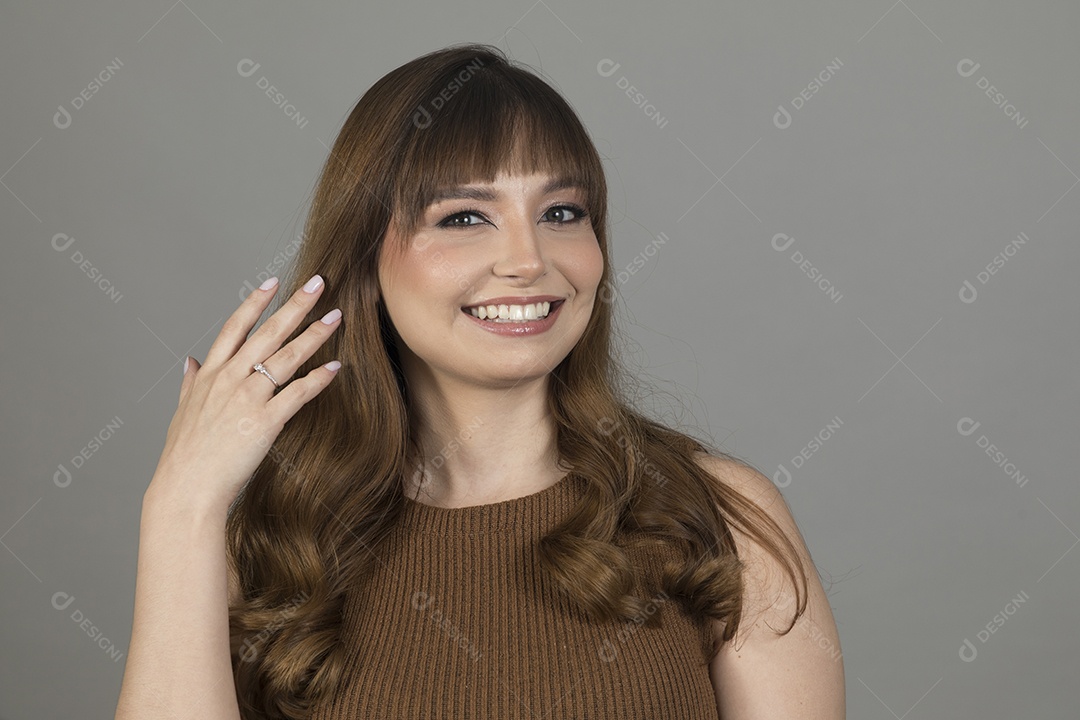 Linda mulher jovem sobre fundo isolado