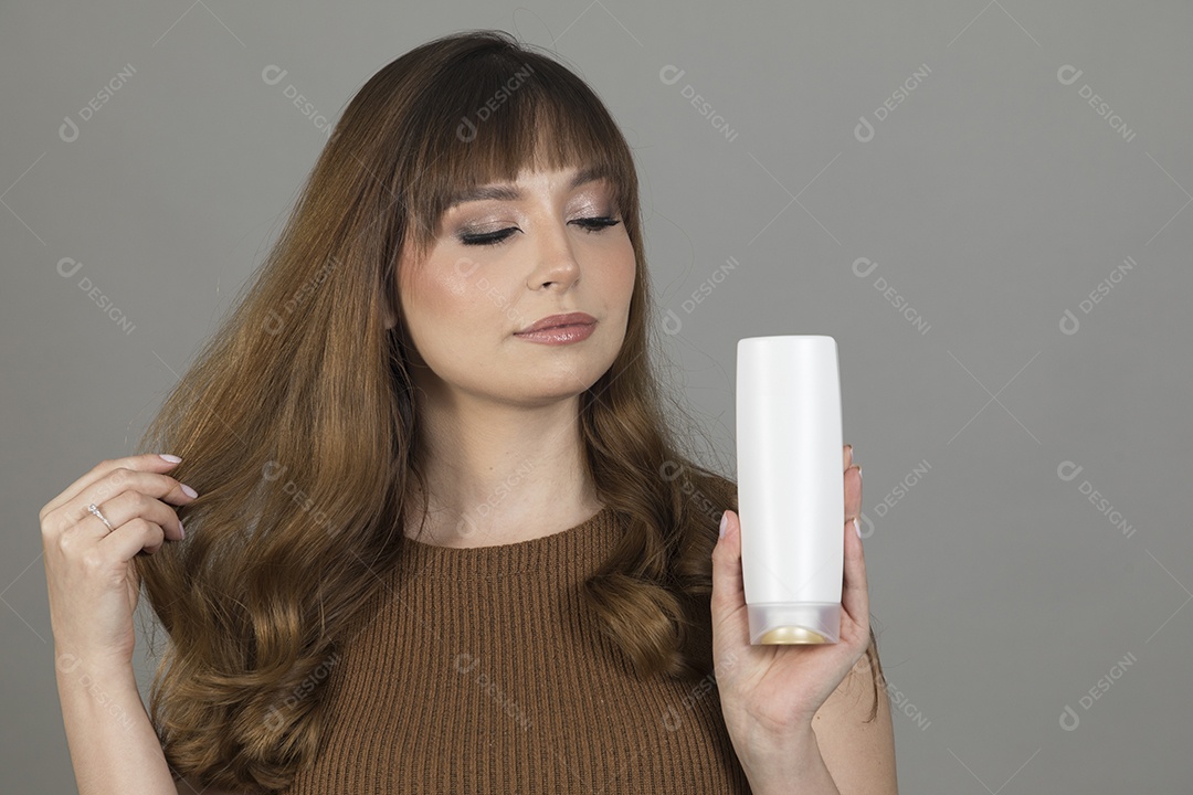 Linda mulher jovem sobre fundo isolado