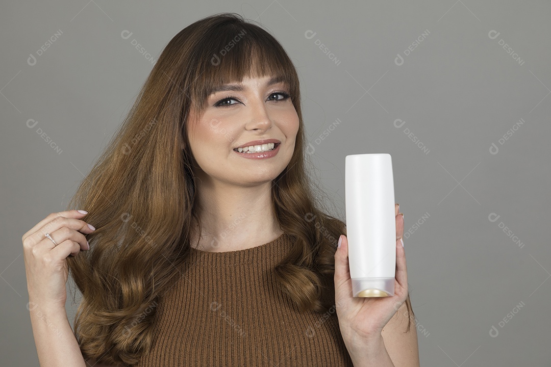 Linda mulher jovem sobre fundo isolado