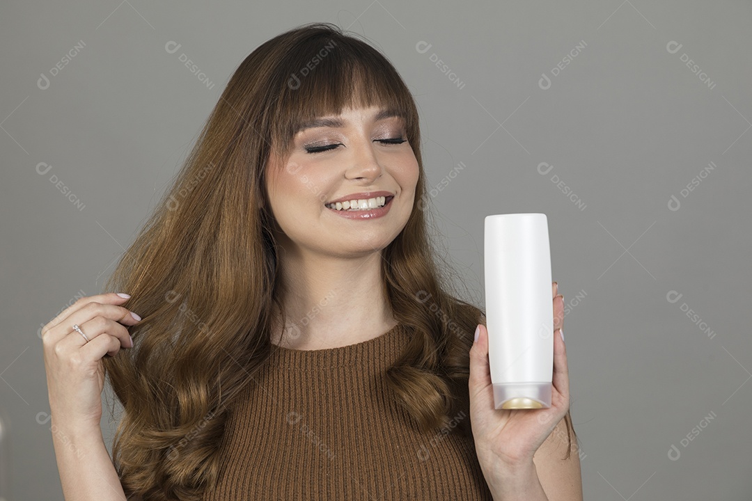 Linda mulher jovem sobre fundo isolado