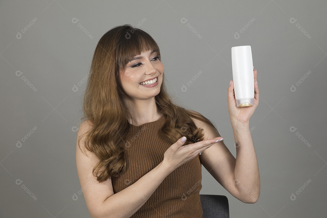 Linda mulher jovem sobre fundo isolado