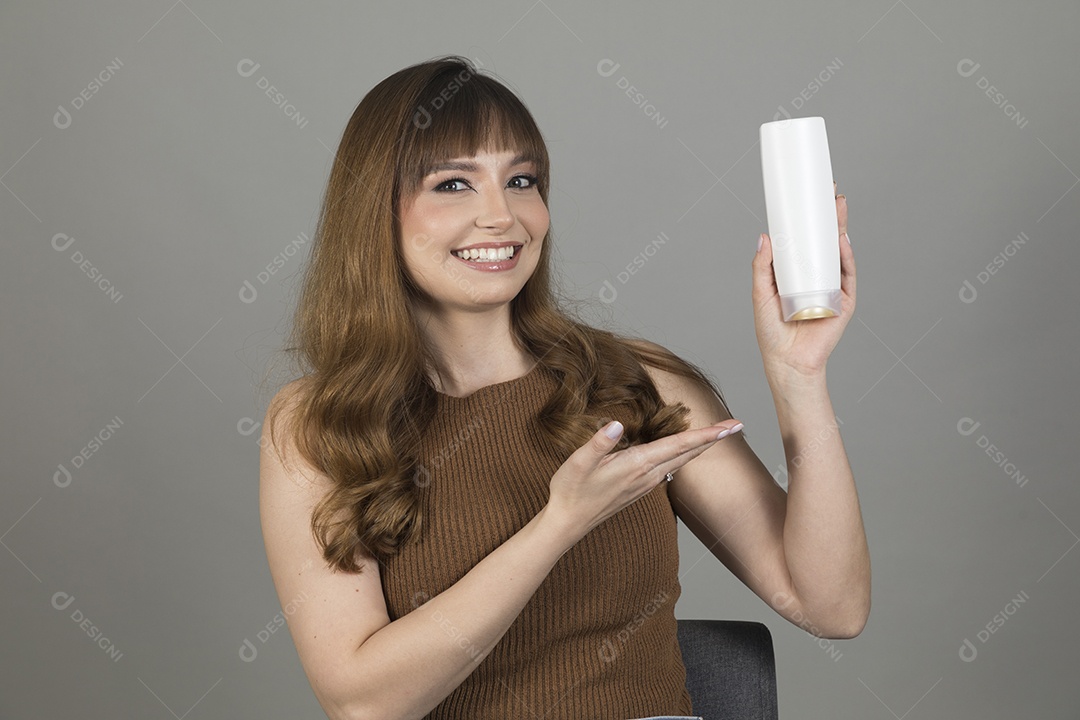 Linda mulher jovem sobre fundo isolado