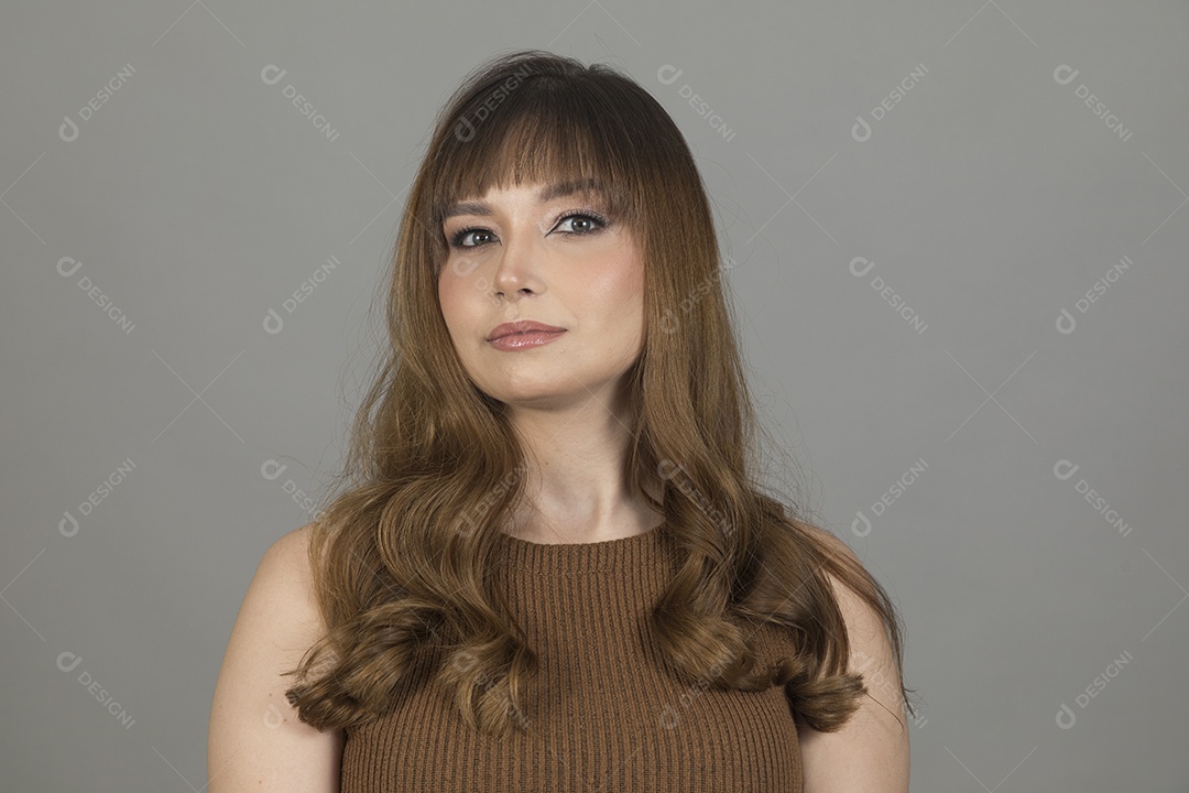 Linda mulher jovem sobre fundo isolado