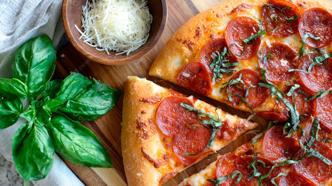 Saborosa pizza em uma tábua de madeira.