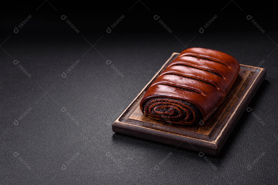 A imagem mostra biscoitos decorados e um doce em forma de concha