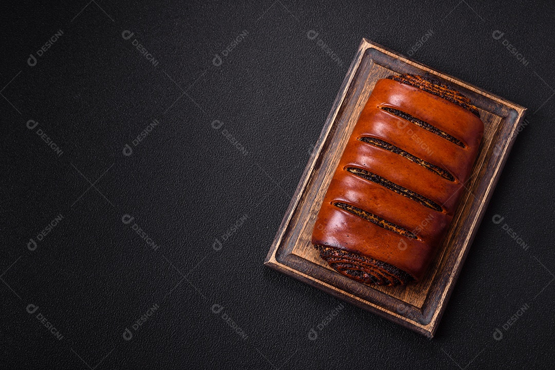 A imagem mostra um Rocambole de Sementes de Papoula