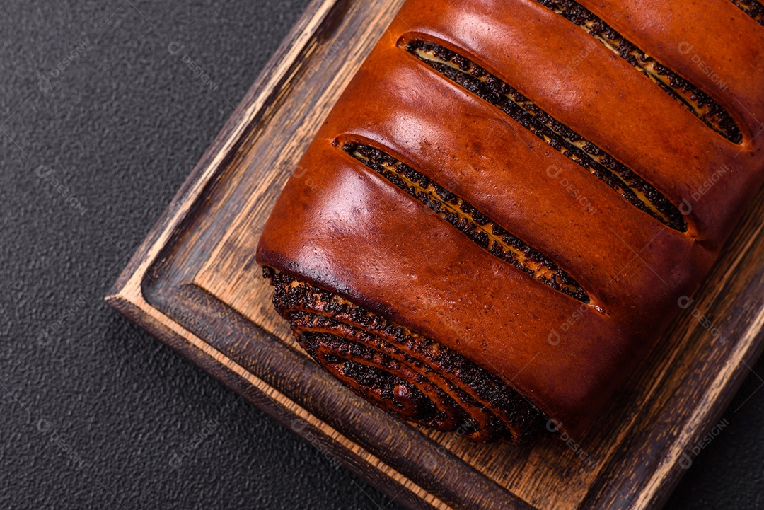 A imagem mostra um Rocambole de Sementes de Papoula