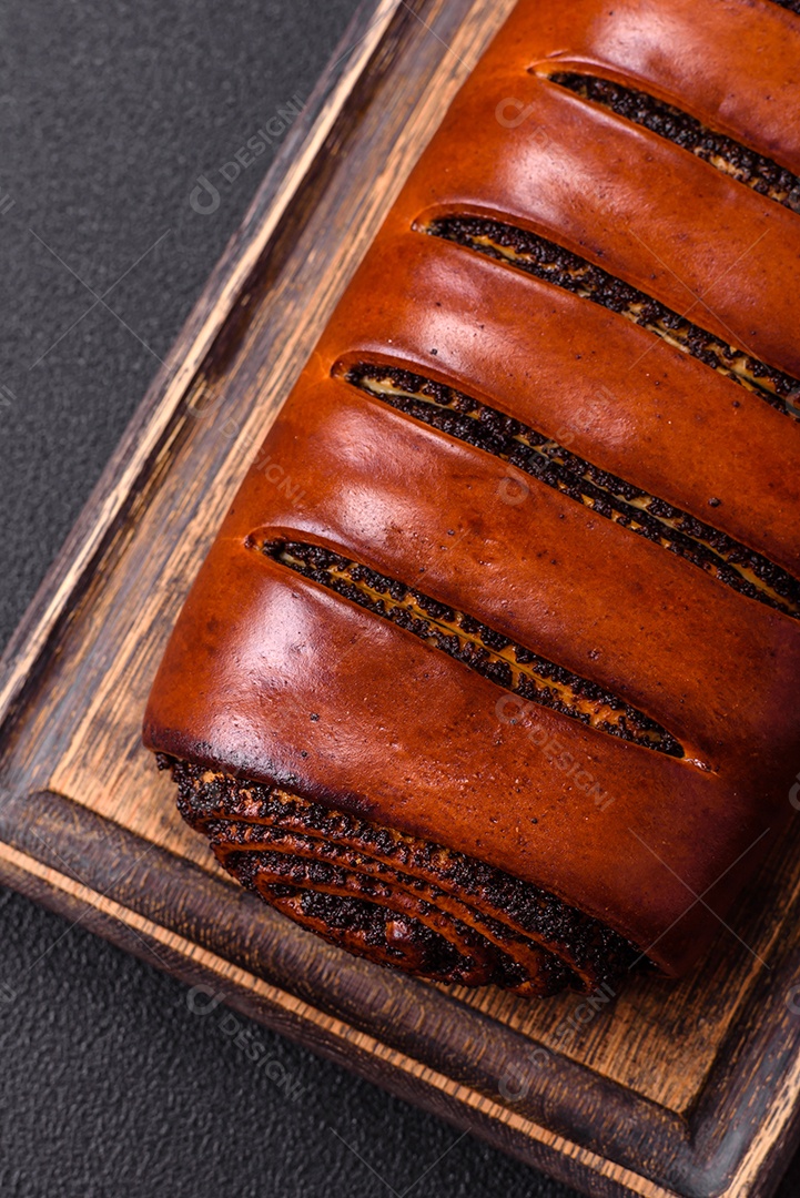 A imagem mostra um Rocambole de Sementes de Papoula