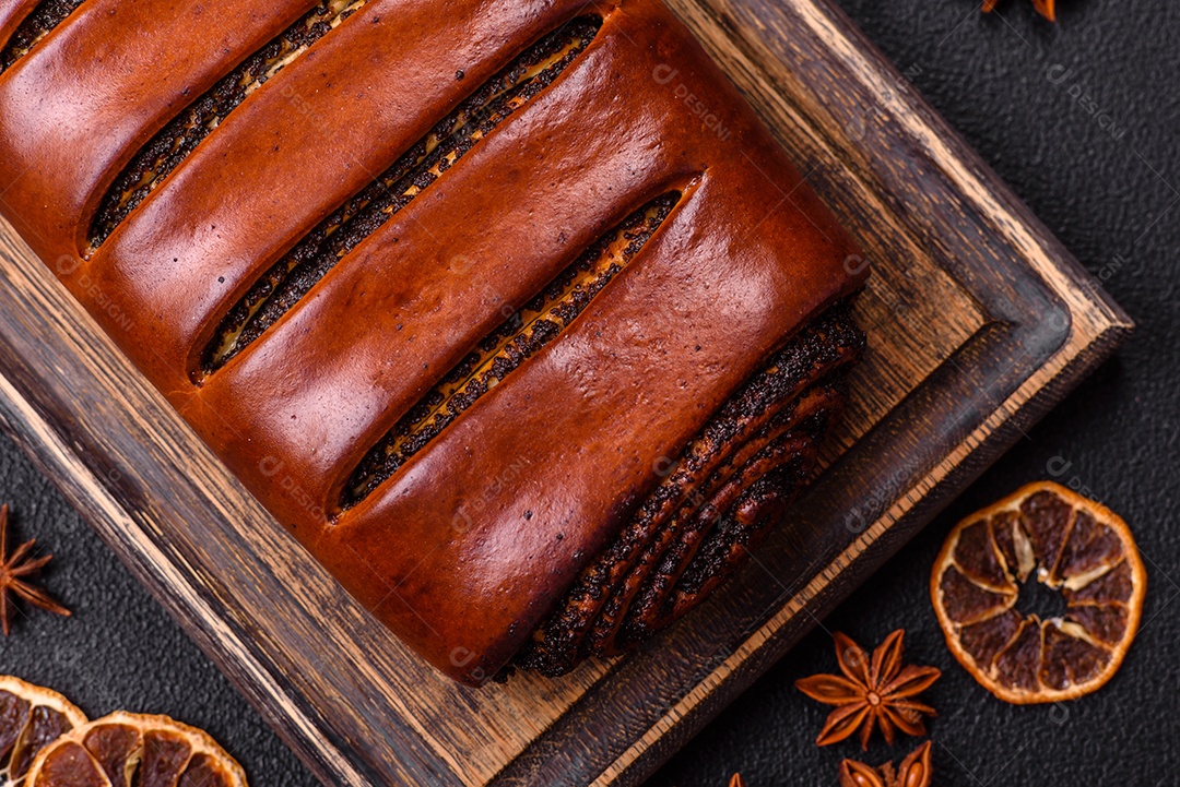 A imagem mostra um Rocambole de Sementes de Papoula