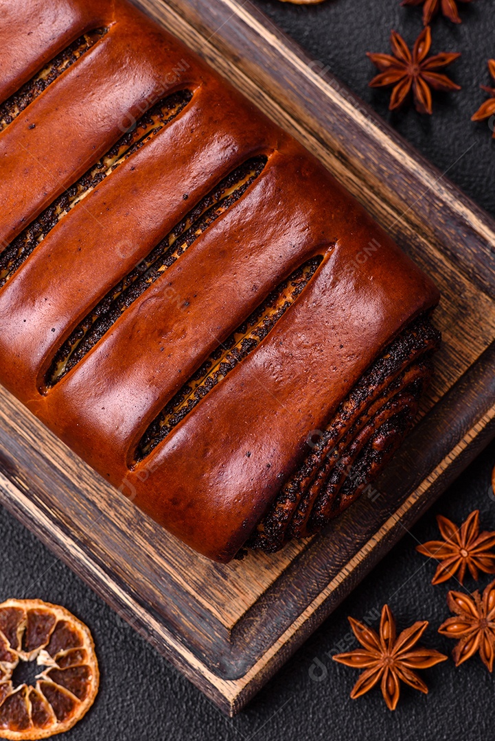 A imagem mostra um Rocambole de Sementes de Papoula